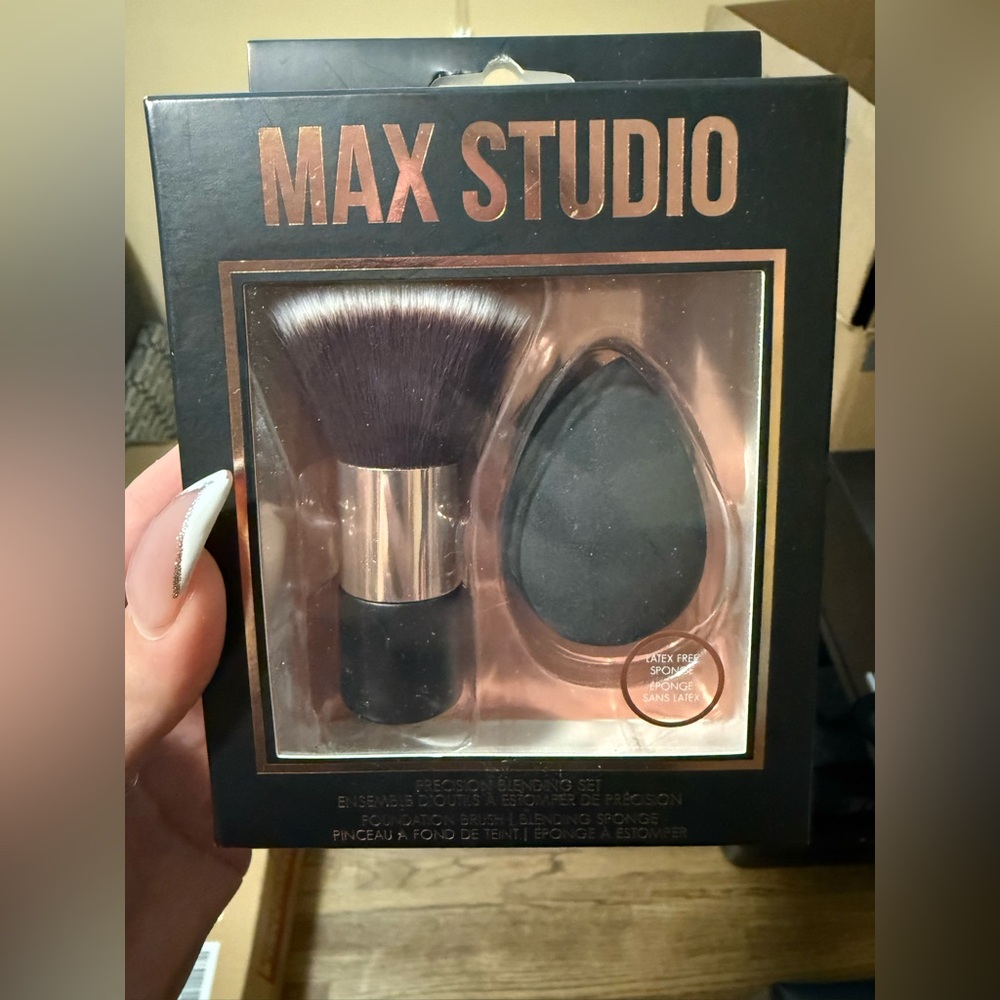 Max Studio Flat Top Foundation Brush and Sponge Set